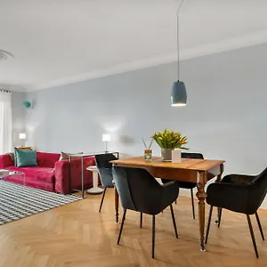 Apartment Cls Zentrale City-wohnung In Mit E-laden Und Tiefgarage, Grosser Balkon, Blick Ueber Hamburg, Parkplatz, Cafe Im Haus, Bushaltestelle Direkt Gegenueber, Flex Check In